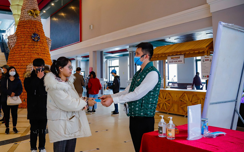 Các khu du lịch luôn tuân thủ việc yêu cầu du khách đeo khẩu trang và sát khuẩn tay. Công ty lữ hành sẽ hoàn, hủy tour hoặc đổi tuyến xa vùng dịch -0