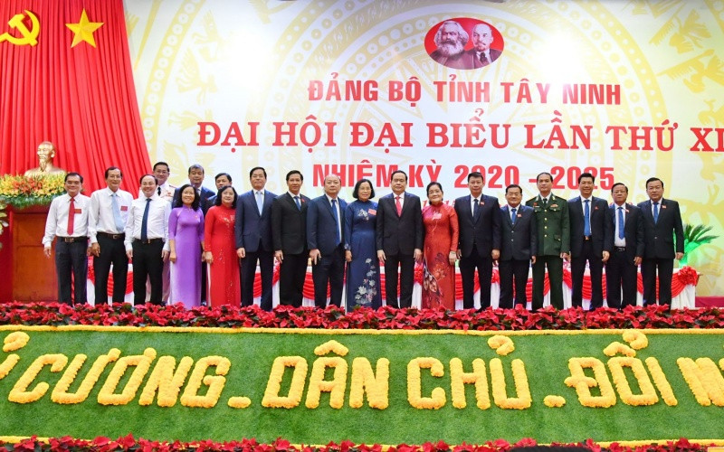 Các đồng chí lãnh đạo dự Đại hội chụp ảnh cùng đại biểu. Khai mạc Đại hội Đảng bộ tỉnh Tây Ninh lần thứ 11 -0