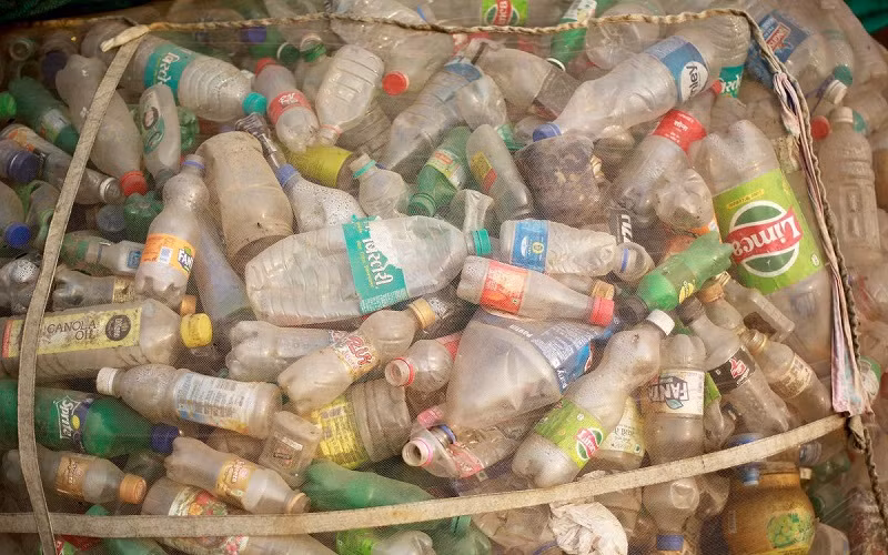 Một bao tải đựng chai nhựa bỏ đi được nhìn thấy tại một bãi tái chế ở New Delhi, Ấn Độ, ngày 22/11/2018. (Ảnh: Reuters)