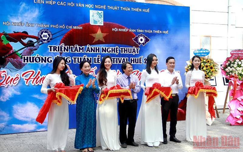 Các đại biểu cắt khai mạc triển lãm “Quê hương qua ống kính nhiếp ảnh”. Triển lãm ảnh nghệ thuật “Quê hương qua ống kính nhiếp ảnh” -0