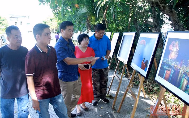 Triển lãm thu hút đông đảo du khách đến tham quan, thưởng thức.