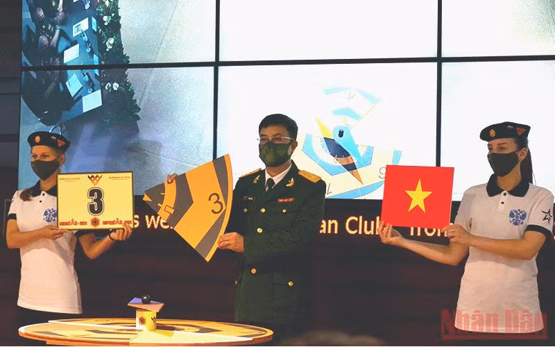 Thượng tá Bùi Yên Tĩnh, Đội trưởng đội tuyển Việt Nam tham gia cuộc thi Kinh tuyến với kết quả bốc thăm. Ảnh: TRỊNH DŨNG