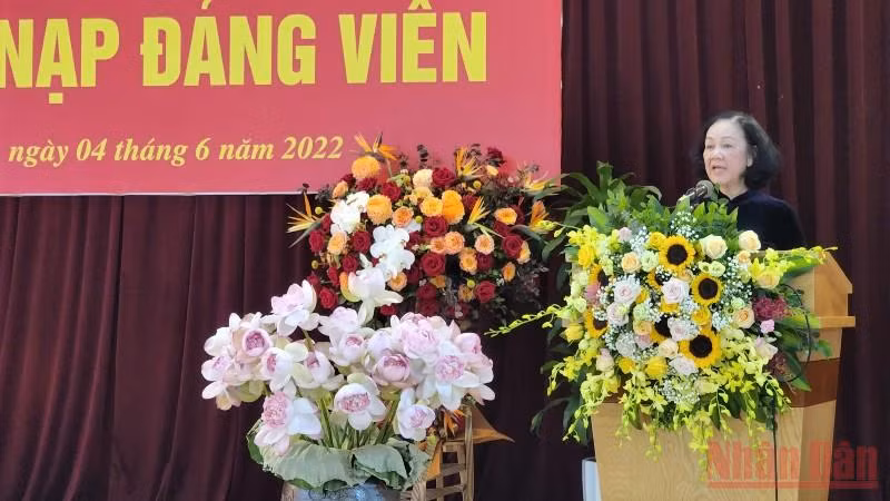 Đồng chí Trương Thị Mai dự Lễ kết nạp Đảng viên mới tại trường chuyên Hà Nội-Amsterdam -0