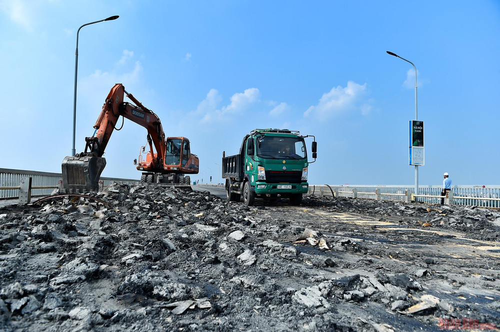Công trường sửa chữa mặt cầu Thăng Long những ngày đầu triển khai. (Ảnh: HÀ NAM) “Sửa cầu Thăng Long bảo đảm cả kỹ thuật và chất lượng là thách thức lớn” -0