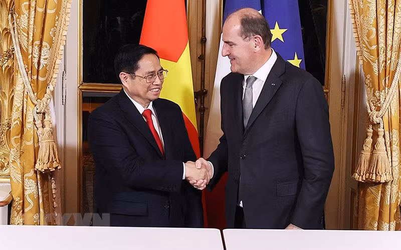 Thủ tướng Phạm Minh Chính và Thủ tướng Pháp Jean Castex tại lễ ký.