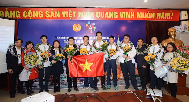 Đội tuyển học sinh Hà Nội đoạt Cúp bạc đồng đội Olympic quốc tế IOM