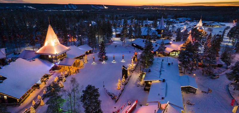 Hằng năm, vào mỗi dịp Giáng sinh, du khách lại nô nức đổ về Làng ông già tuyết (Santa Claus Village) ở vùng cực bắc đầy tuyết của Phần Lan. Tuy nhiên, do tác động của dịch bệnh Covid-19, lượng du khách đổ về thị trấn Lapland thuộc vùng Rovaniemi đã giảm đáng kể, xứ sở thần tiên của ông già Tuyết năm nay sẽ đón một mùa Giáng sinh đìu hiu. (Ảnh: Santaclausvillage.info) 1 -0