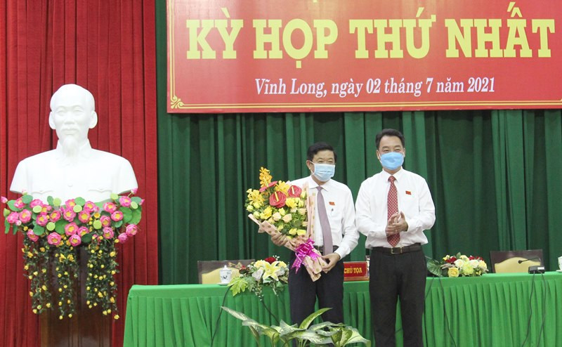 Chủ tịch UBND tỉnh Vĩnh Long Lữ Quang Ngời tặng hoa chúc mừng đồng chí Bùi Văn Nghiêm, Chủ tịch HĐND tỉnh Vĩnh Long khóa 10 nhiệm kỳ mới. anh 1.jpg -0
