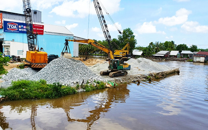 Một bãi đổ vật liệu lấn dòng kênh xáng. Thi nhau lấp dòng kênh xáng Xẻo Rô -0