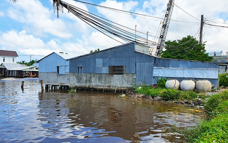 Một công trình nhà ở lấn gần 10m kênh. Thi nhau lấp dòng kênh xáng Xẻo Rô -0