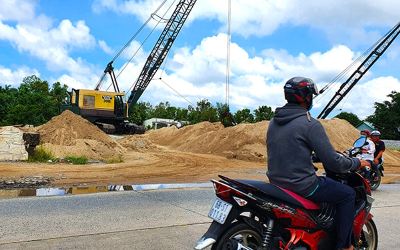 Một bãi vật liệu xây dựng trong lòng kênh. Thi nhau lấp dòng kênh xáng Xẻo Rô -0