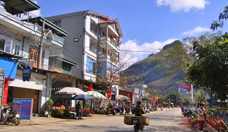 Có quốc lộ chạy qua, nhịp sống ở Búng Lao khá sầm uất, sôi động nhưng vẫn mang nét riêng của thị tứ miền sơn cước. Bình yên thung lũng Búng Lao -0