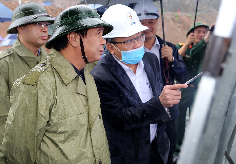Phó Thủ tướng Lê Văn Thành nghe chủ đầu tư báo cáo tiến độ dự án. Ảnh VGP Kiểm tra công trường thi công Nhà máy Thủy điện Hòa Bình mở rộng -0
