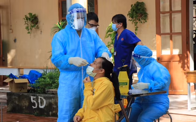 Lấy mẫu xét nghiệm cho người dân tại thị trấn Phố Mới, huyện Quế Võ, tỉnh Bắc Ninh.