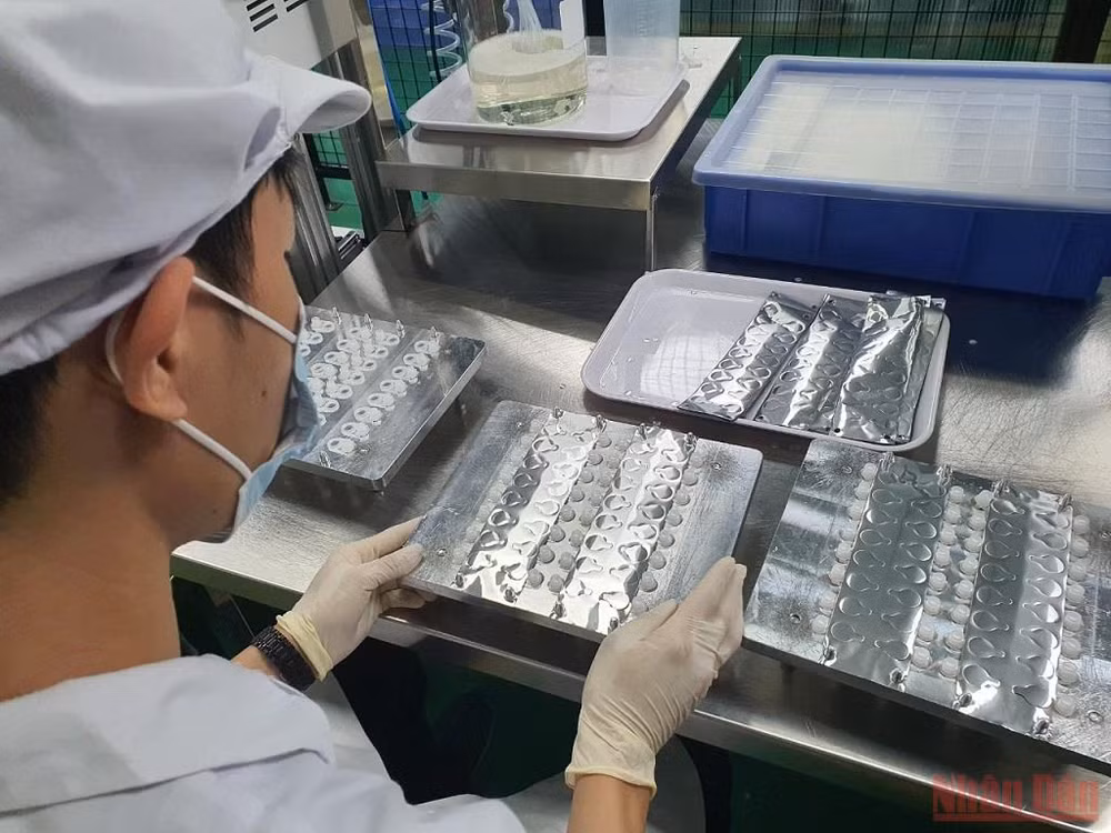Cấp phép sử dụng khẩn cấp test nhanh kháng nguyên SARS-CoV-2 bằng dịch mũi “made in Vietnam” -0
