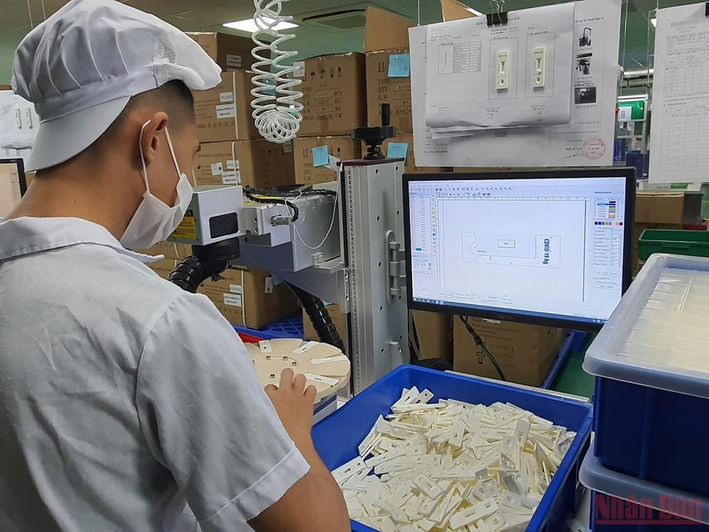 In laze lên kit test nhanh kháng nguyên SARS-CoV-2 mang tên Trueline Covid-19 Ag Rapid Test. Ảnh chụp ngày 19/12. Cấp phép sử dụng khẩn cấp test nhanh kháng nguyên SARS-CoV-2 bằng dịch mũi “made in Vietnam” -0
