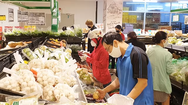 Trong thời gian qua, nguồn cung cấp hàng hóa phục vụ nhân dân luôn được bảo đảm. Ảnh: LAM ANH