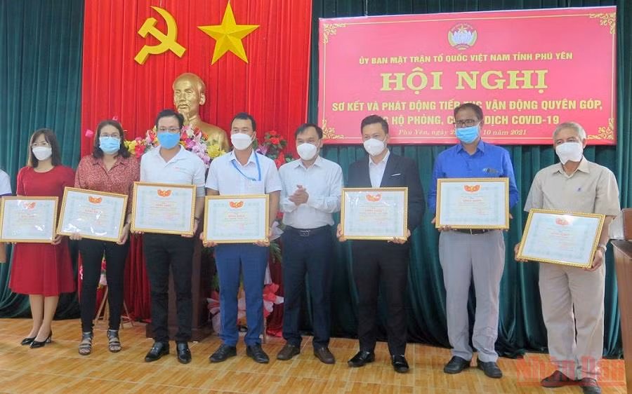 Trao bằng khen cho các tập thể và cá nhân xuất sắc trong công tác vận động toàn dân tham gia ủng hộ công tác phòng, chống dịch Covid-19 tại Phú Yên. (Ảnh: TRÌNH KẾ)