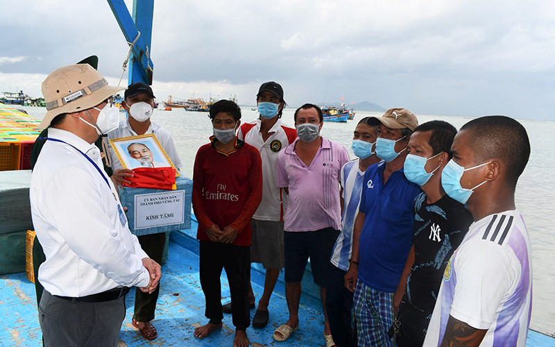 Lãnh đạo TP Vũng Tàu tặng quà, động viên ngư dân ra khơi sau thời gian giãn cách xã hội. Phát triển bền vững nghề khai thác hải sản xa bờ -0
