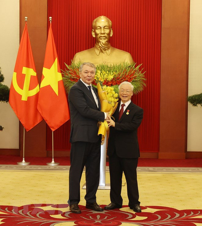 Tổng Bí thư Nguyễn Phú Trọng tặng hoa ông Leonid Kalashnikov. (Ảnh: TTXVN) Tổng Bí thư Nguyễn Phú Trọng nhận Giải thưởng Lenin của ĐCS Nga -0