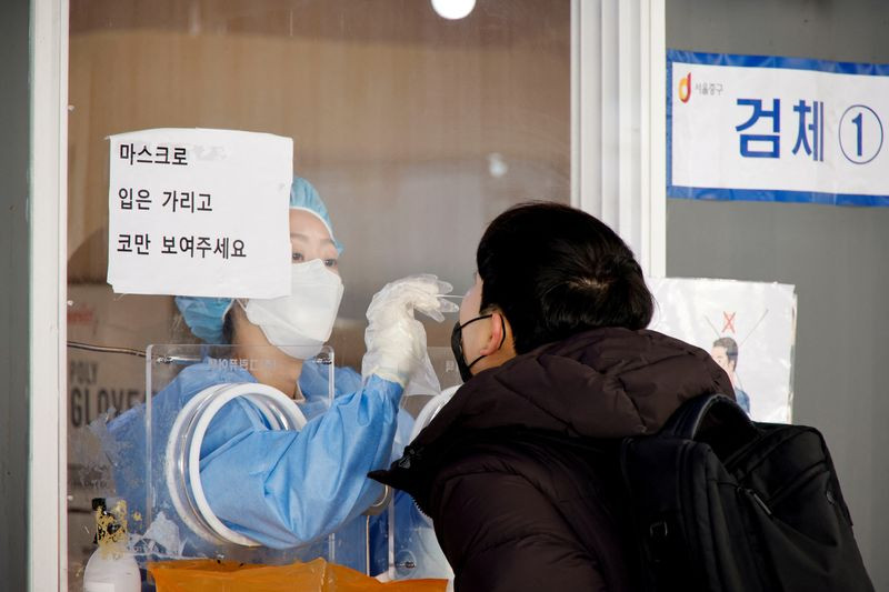 Lấy mẫu xét nghiệm Covid-19 tại 1 nhà ga ở Seoul, Hàn Quốc. (Ảnh: Reuters) Số ca nhiễm Covid-19 tăng 83% ở châu Phi trong tuần qua -0