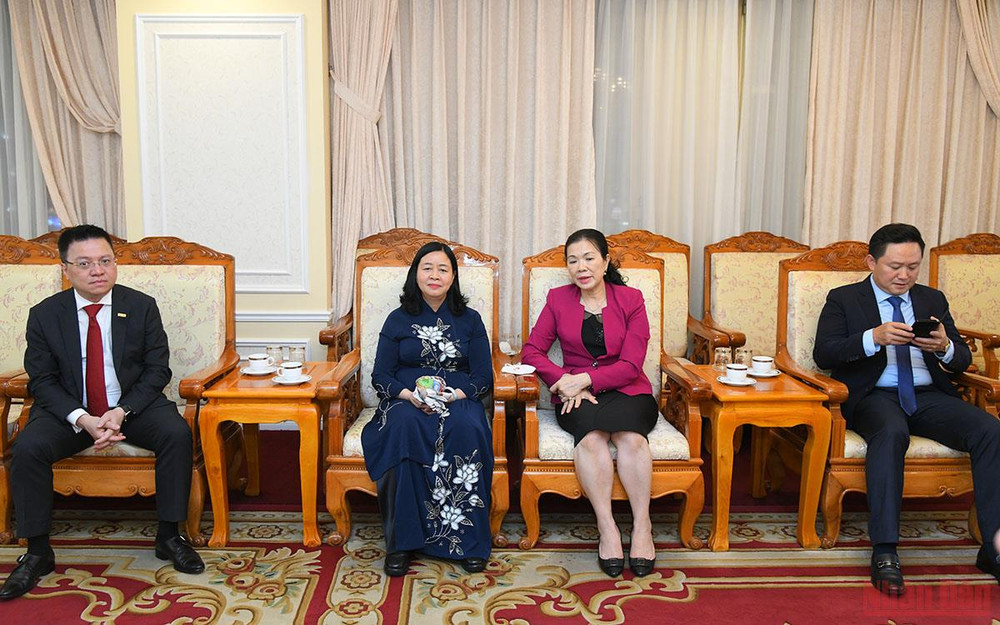 Chương trình nghệ thuật đặc biệt “Chung một dòng sông” ảnh 17 19 giờ 55 phút: Các vị lãnh đạo đến dự chương trình nghệ thuật “Chung một dòng sông” -0