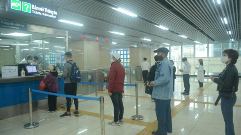 Khách xếp hàng mua vé. Nhà nước trợ giá 60-70% giá vé tàu Cát Linh-Hà Đông -0
