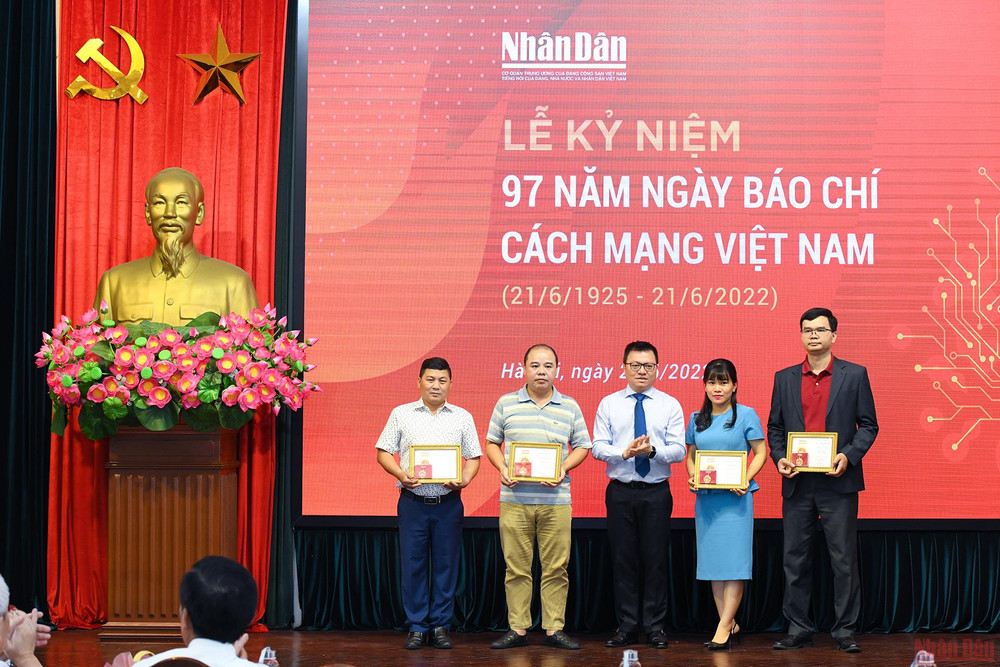 Đồng chí Lê Quốc Minh, Ủy viên Trung ương Đảng, Tổng Biên tập Báo Nhân Dân trao Kỷ niệm chương của Hội Nhà báo Việt Nam cho các hội viên, nhà báo có nhiều thành tích, cống hiến vào sự nghiệp báo chí Việt Nam. Hình ảnh Lễ Kỷ niệm 97 năm Ngày Báo chí Cách mạng Việt Nam -0