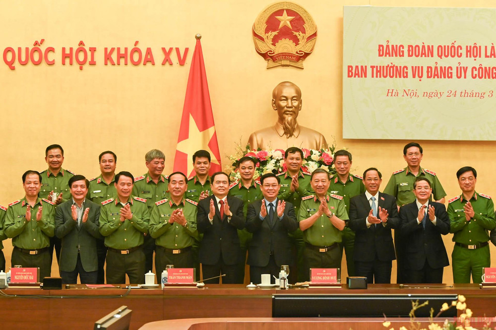 Chủ tịch Quốc hội Vương Đình Huệ cùng các đại biểu với Ban Thường vụ Đảng uỷ Công an Trung ương. (Ảnh: Duy Linh) Xây dựng quy chế phối hợp giữa Đảng đoàn Quốc hội và Đảng ủy Công an Trung ương -0