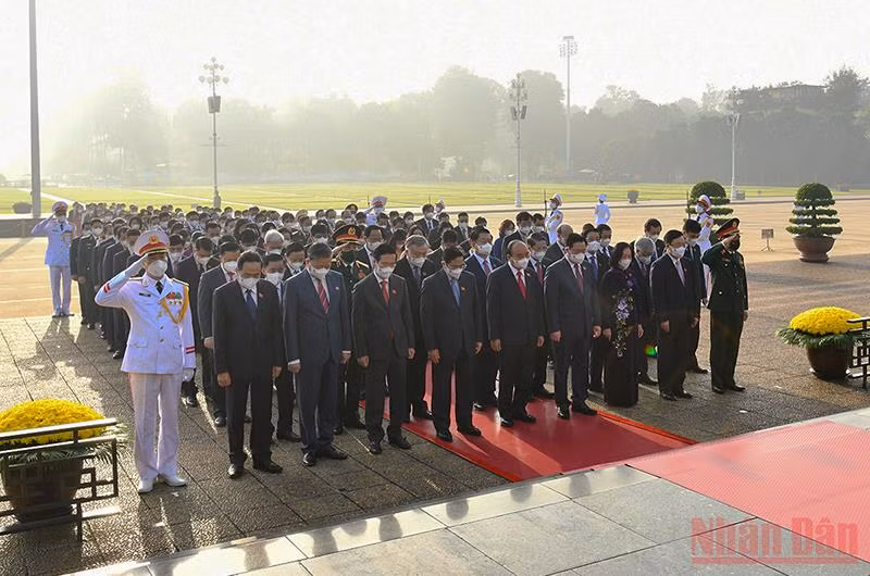 Sáng 20/10, trước phiên khai mạc kỳ họp thứ hai, các đồng chí lãnh đạo Đảng, Nhà nước cùng các đại biểu Quốc hội khóa XV đã vào Lăng viếng Chủ tịch Hồ Chí Minh.