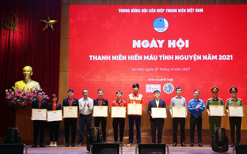 Ban tổ chức Ngày hội trao Bằng khen của T.Ư Hội LHTN Việt Nam tặng các đơn vị có thành tích xuất sắc trong phong trào hiến máu tình nguyện. Một nghìn bạn trẻ sôi nổi hiến máu cứu người -0