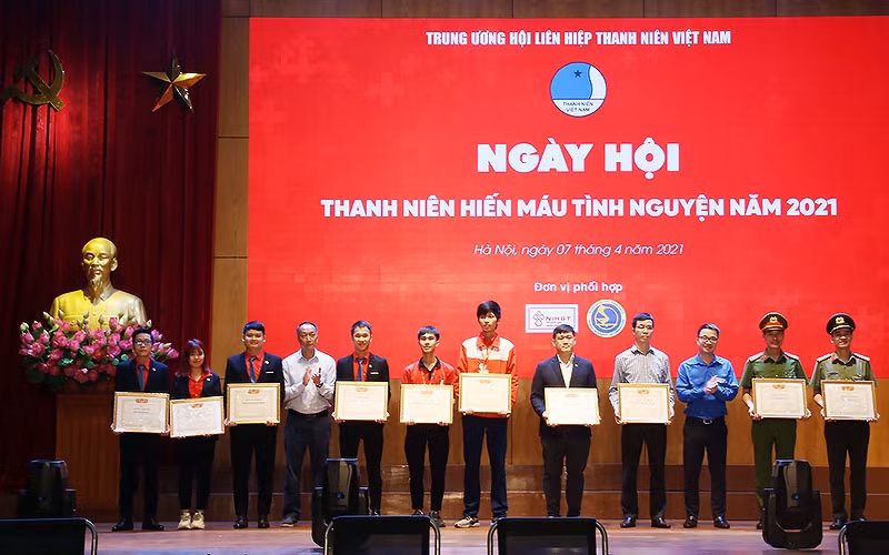 Một nghìn bạn trẻ sôi nổi hiến máu cứu người -0