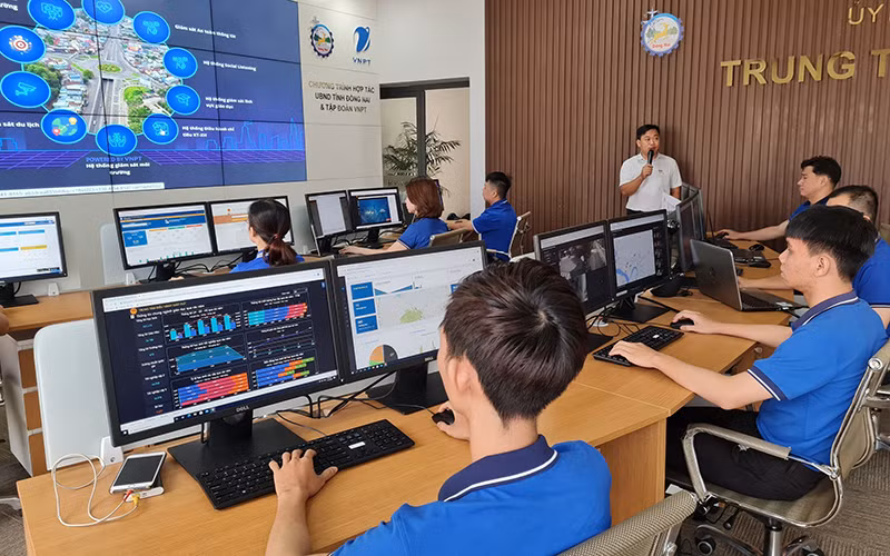 Vận hành thiết bị tại Trung tâm giám sát điều hành đô thị thông minhTP Biên Hòa (Đồng Nai).