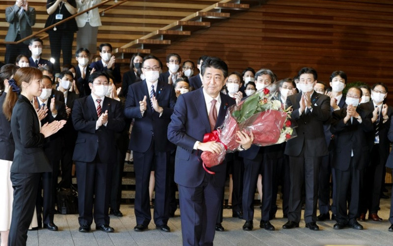 Ông Shinzo Abe rời khỏi Văn phòng Thủ tướng tại Tokyo, ngày 16-9. (Ảnh: Kyodo News) Ông Yoshihide Suga chính thức trở thành tân Thủ tướng Nhật Bản -0