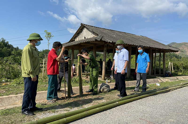Ông Bùi Văn Luyện, Chủ tịch UBND huyện Nậm Pồ, kiểm tra chốt chặn phòng dịch tại Km37, nơi giáp ranh giữa xã Si Pa Phìn với xã Phìn Hồ. Cập nhật diễn biến dịch Covid-19 ngày 15-5: 20 ca mới, không ghi nhận thêm ổ dịch -0