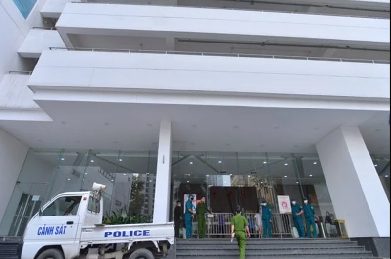 Lực lượng chức năng phong tỏa tòa nhà số 27 Lê Văn Lương, nơi ông Nguyễn Văn Thanh sinh sống. Ảnh: DT