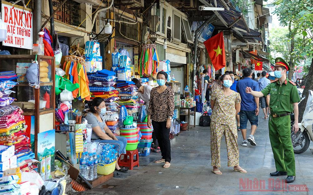 Công an phường Hàng Trống tuyên truyền phòng chống bệnh dịch tại phố Phủ Doãn. Ảnh: DUY LINH Cập nhật diễn biến dịch Covid-19 ngày 15-5: Thêm 38 ca bệnh mới, riêng Bắc Giang 24 ca -0