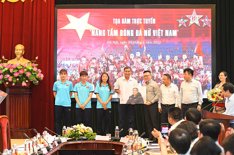 Tọa đàm trực tuyến: Nâng tầm bóng đá nữ Việt Nam
