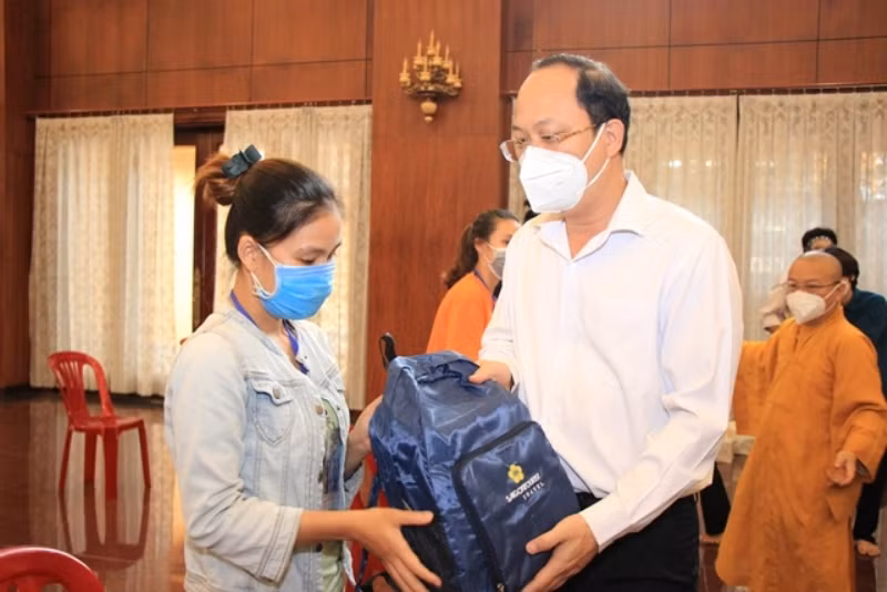 Lãnh đạo Thành uỷ TP Hồ Chí Minh động viên các tình nguyện viên trước khi lên đường nhận nhiệm vụ tại các cơ sở phòng, điều trị Covid-19.