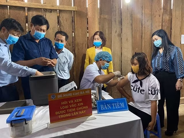 Thứ trưởng Đỗ Xuân Tuyên kiểm tra việc tiêm chủng tại xã Quang Hoà.