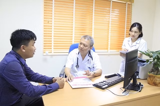 GS, TS Lê Ngọc Thành khám và tư vấn cho người bệnh. 