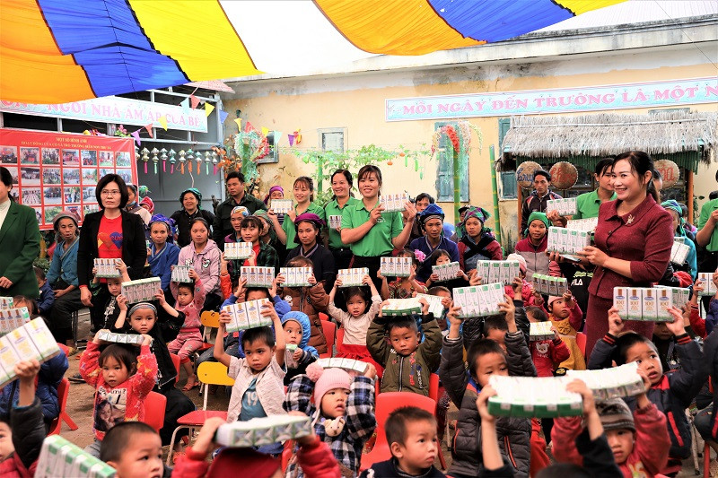 Niềm vui của các cô giáo, phụ huynh và học sinh trường mầm non Thu Tà, huyện Xín Mần, Hà Giang trong ngày Quỹ sữa Vươn cao Việt Nam và Vinamilk đến điểm trường. Quỹ sữa vươn cao Việt Nam trao tặng 94 nghìn ly sữa cho trẻ em khó khăn Hà Giang -0