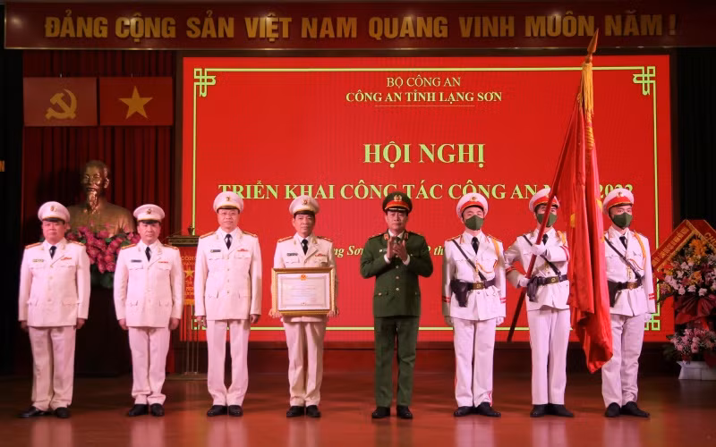 Thiếu tướng Lê Quốc Hùng, Ủy viên Trung ương Đảng, Thứ trưởng Công an trao tặng Huân chương Chiến công hạng Nhì cho tập thể Phòng Cảnh sát giao thông.