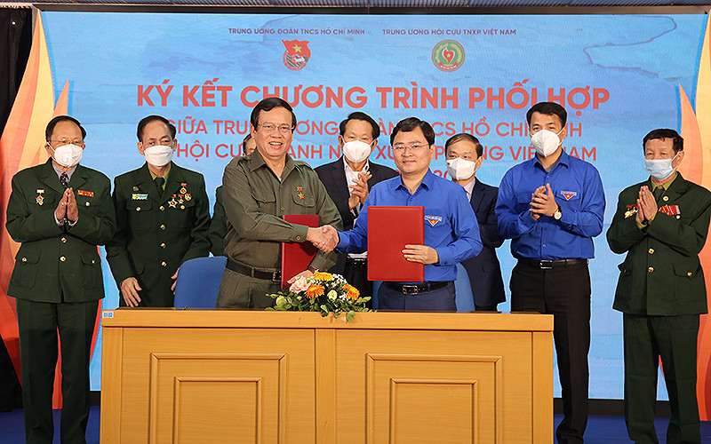 Chủ tịch Hội Cựu Thanh niên xung phong Vũ Trọng Kim và Bí thư thứ nhất Trung ương Đoàn Nguyễn Anh Tuấn trao biên bản ký kết chương trình phối hợp giai đoạn 2022-2025 giữa 2 bên, vào sáng 12/1. Thanh niên xung phong 55 năm khắc ghi lời dạy của Bác -0