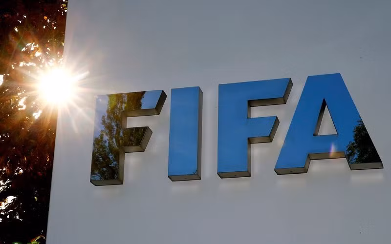 Biểu tượng của FIFA trước trụ sở chính ở Zurich, Thụy Sĩ. (Ảnh: REUTERS)