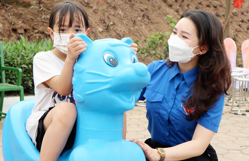 Niềm vui của các em nhỏ tại khu vui chơi thiếu nhi. Ấm áp chuỗi hoạt động “Ngày Đoàn viên” của tuổi trẻ Thủ đô -0