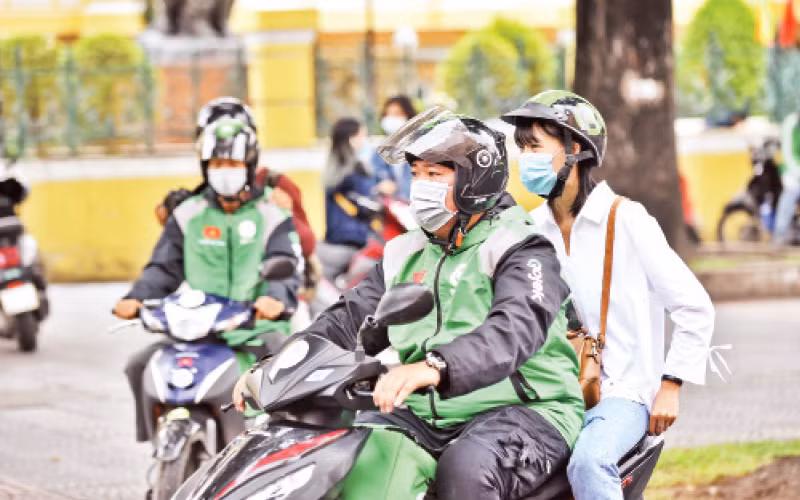 Xe chở khách công nghệ chở khách trên đường phố TP Hồ Chí Minh.