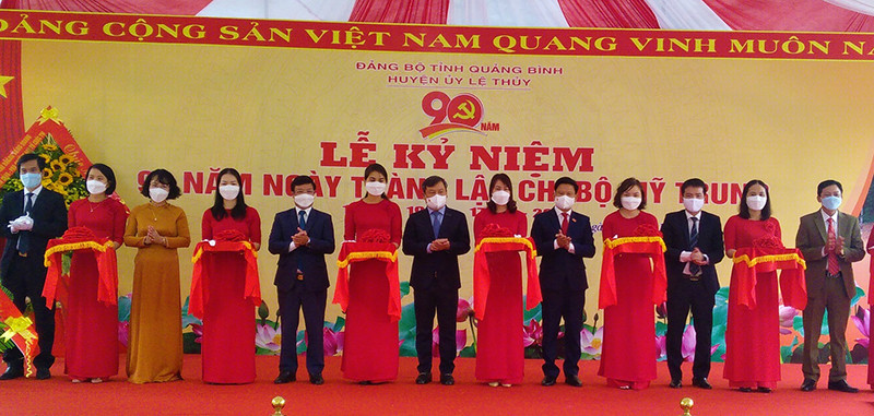 Các đại biểu cắt băng khánh thành tôn tạo di tích lịch sử miếu Thành Hoàng Tân Thủy. Quảng Bình kỷ niệm 90 năm ngày thành lập chi bộ Mỹ Trung -0