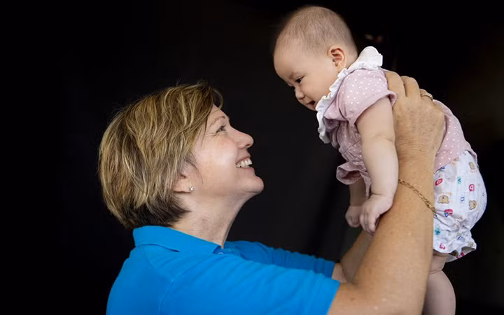 Bà Rana Flowers cùng một em bé. (Ảnh: UNICEF Việt Nam)