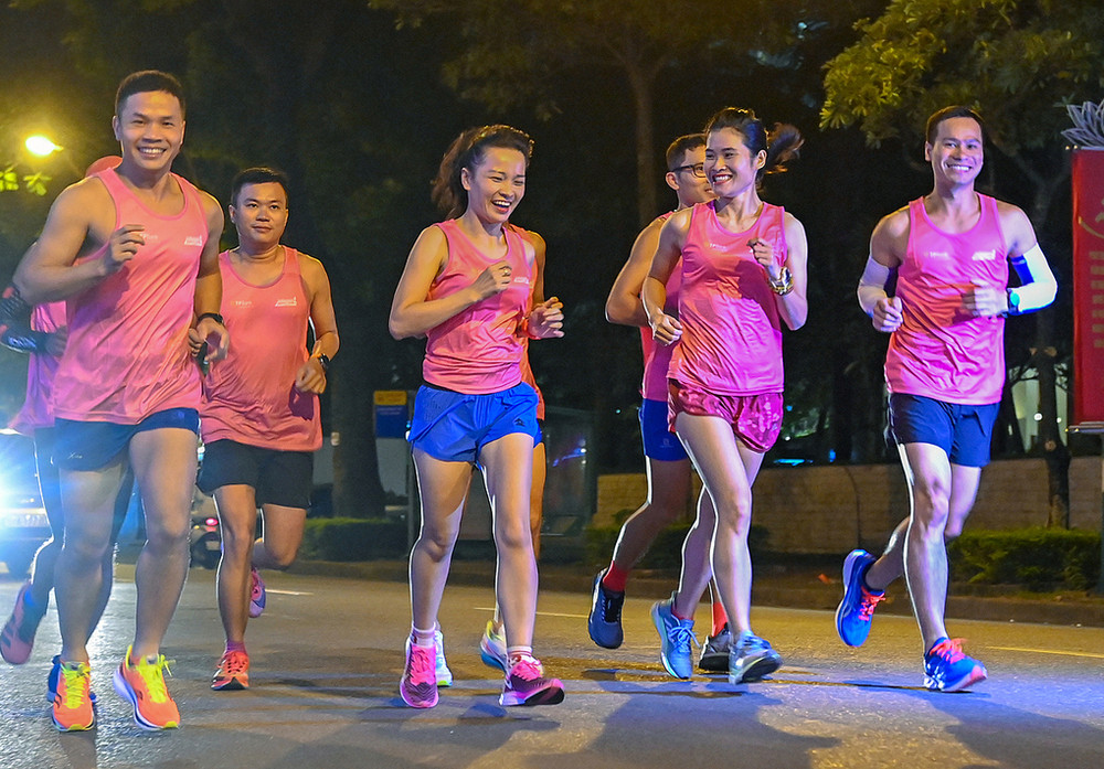 Các runner chạy qua các con phố của thủ đô. (Ảnh: GIANG HUY)